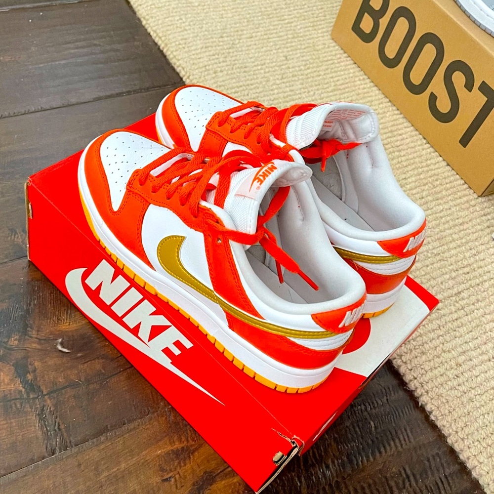 Nike dunk low university gold